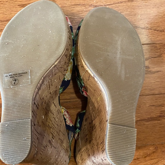 CLASSIFIED BLACK FLORAL WEDGES - Picture 8 of 8